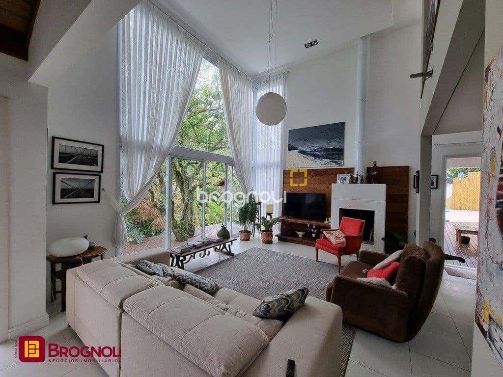 Casa com 3 dormitórios no Sambaqui — foto principal