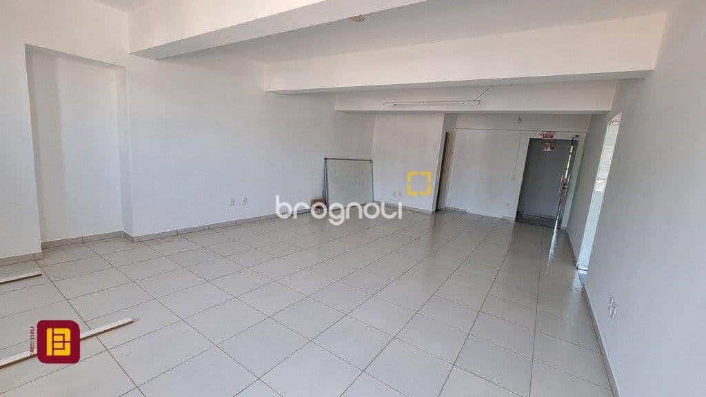 Sala comercial ampla com 180m² privativos noCentro — foto principal