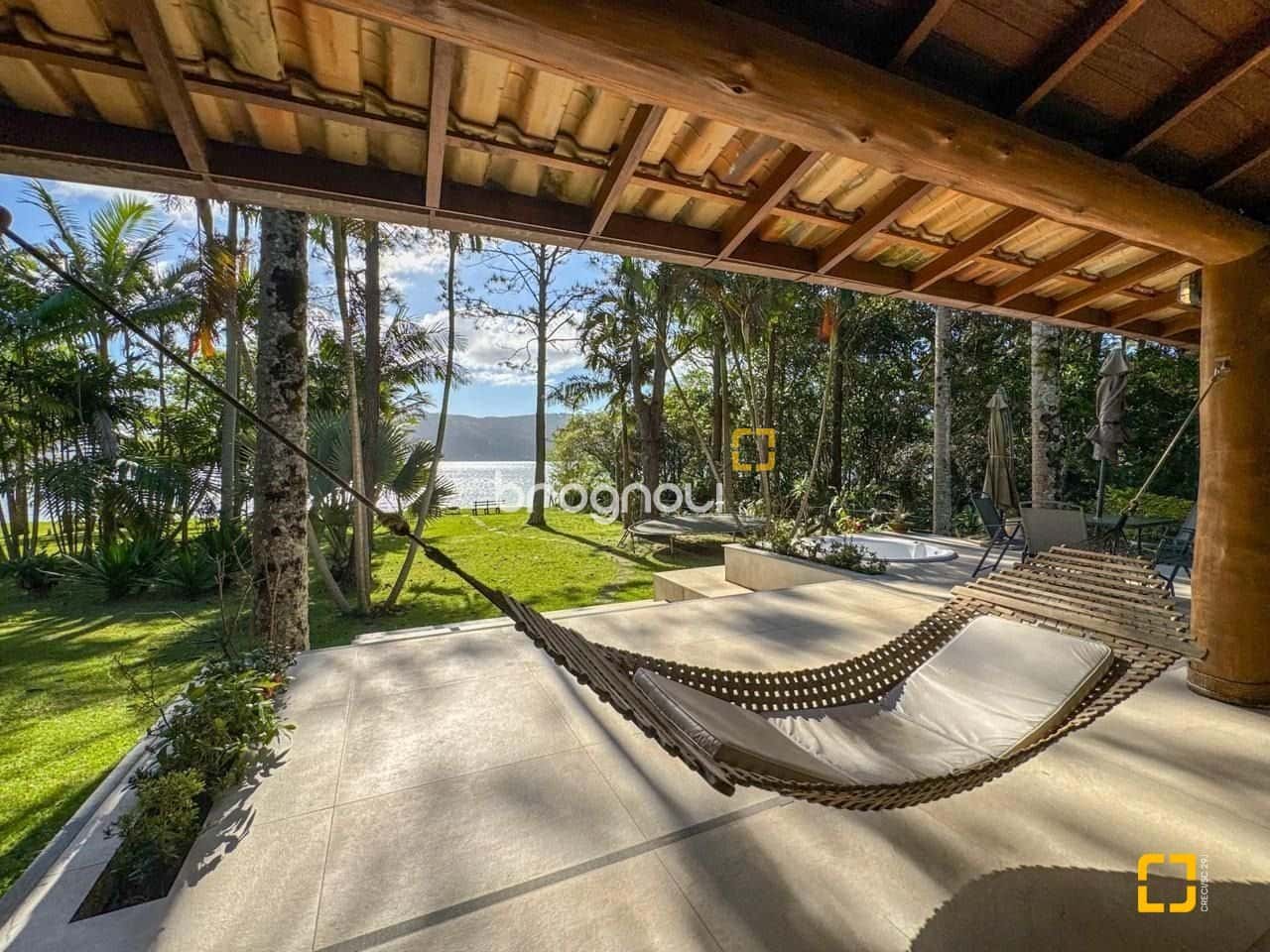 Casa a Venda na Beira da Lagoa da Conceição em Florianópolis - Praia Mole — foto principal