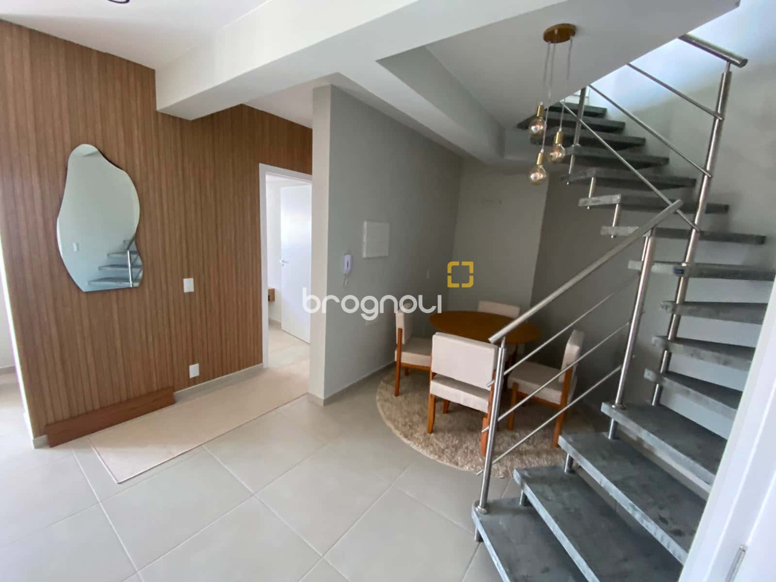 Cobertura duplex mobiliada, 3 dormitórios, 1 suíte, sala espaçosa, varanda com churrasqueira — foto principal
