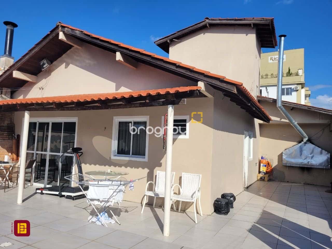 Casa plana de 3 dormitórios,piscina e canil — foto principal