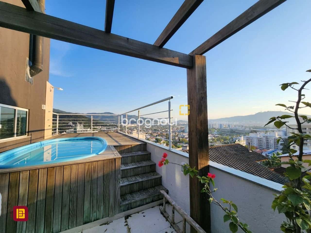 Casa no Itacorubi com 4 dorms com piscina — foto principal
