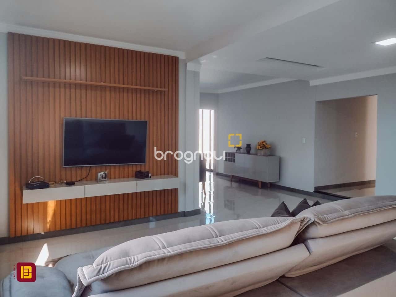 BROGNOLI VENDE- Ampla casa 04 dormitórios na Praia dos Ingleses. — foto principal