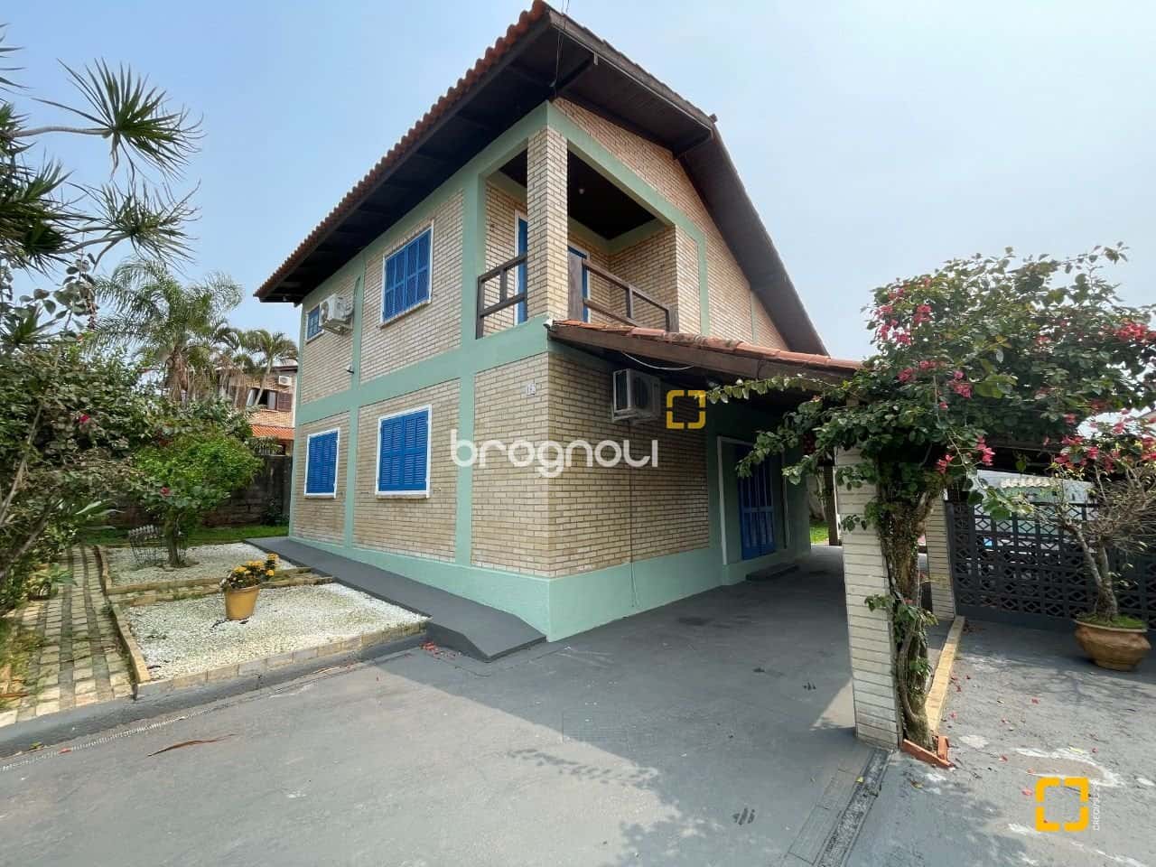 BROGNOLI VENDE - Linda Casa entre as Praias dos Ingleses e Santinho, com 04 dormitórios, amplo quintal e piscina. — foto principal