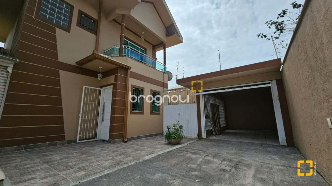 BROGNOLI VENDE- Casa de 03 dormitórios 800m do mar nos Ingleses — foto principal