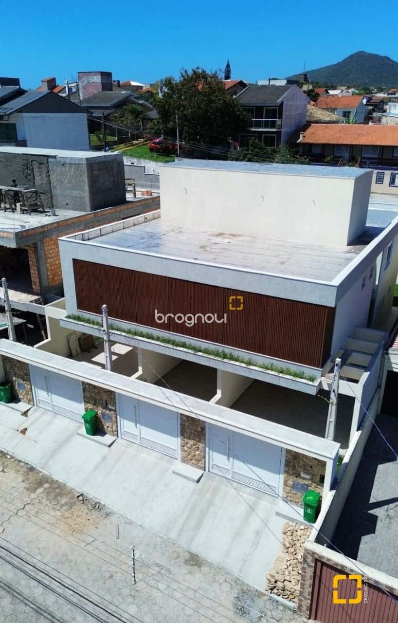 BROGNOLI VENDE- Casa com 03 dormitórios a 600m do mar na Praia dos Ingleses. — foto principal