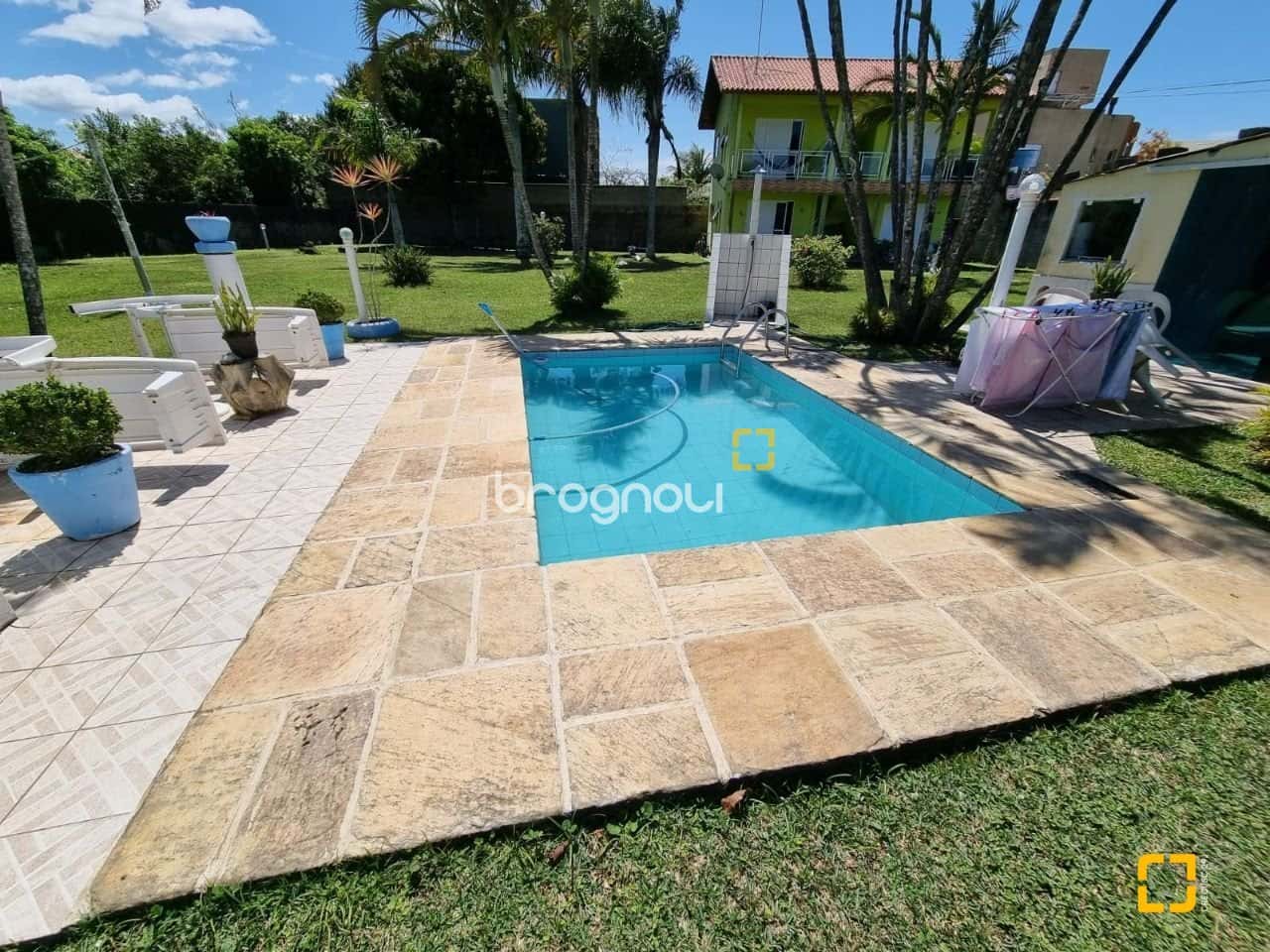 Pousada na Barra da Lagoa com amplo terreno próximo ao mar e canal. — foto principal