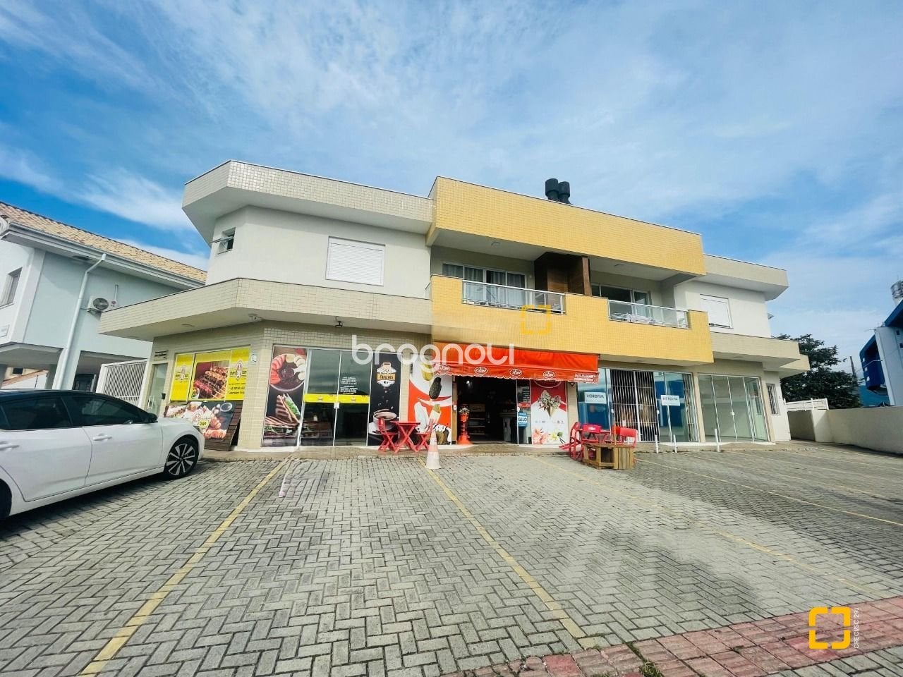 Prédio à venda em Carianos, Florianópolis/SC — foto principal