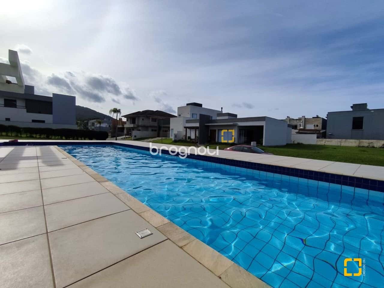 BROGNOLI VENDE - Casa de alto padrão em condomínio com 5 dormitórios, sendo 3 suítes. — foto principal