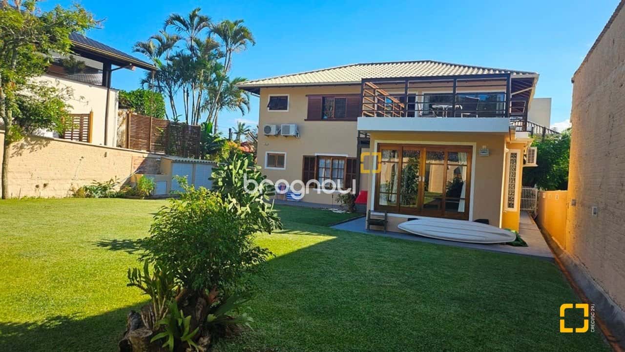 Casa em Condomínio à venda no Sambaqui com 4 quartos sendo 3 suítes — foto principal
