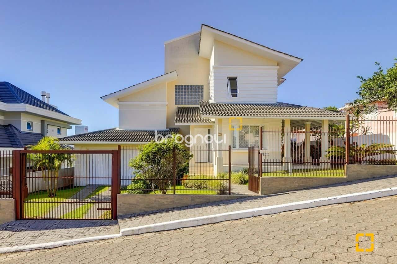 BROGNOLI VENDE- Casa com 4 dormitórios 250 metros do mar na Praia dos Ingleses — foto principal