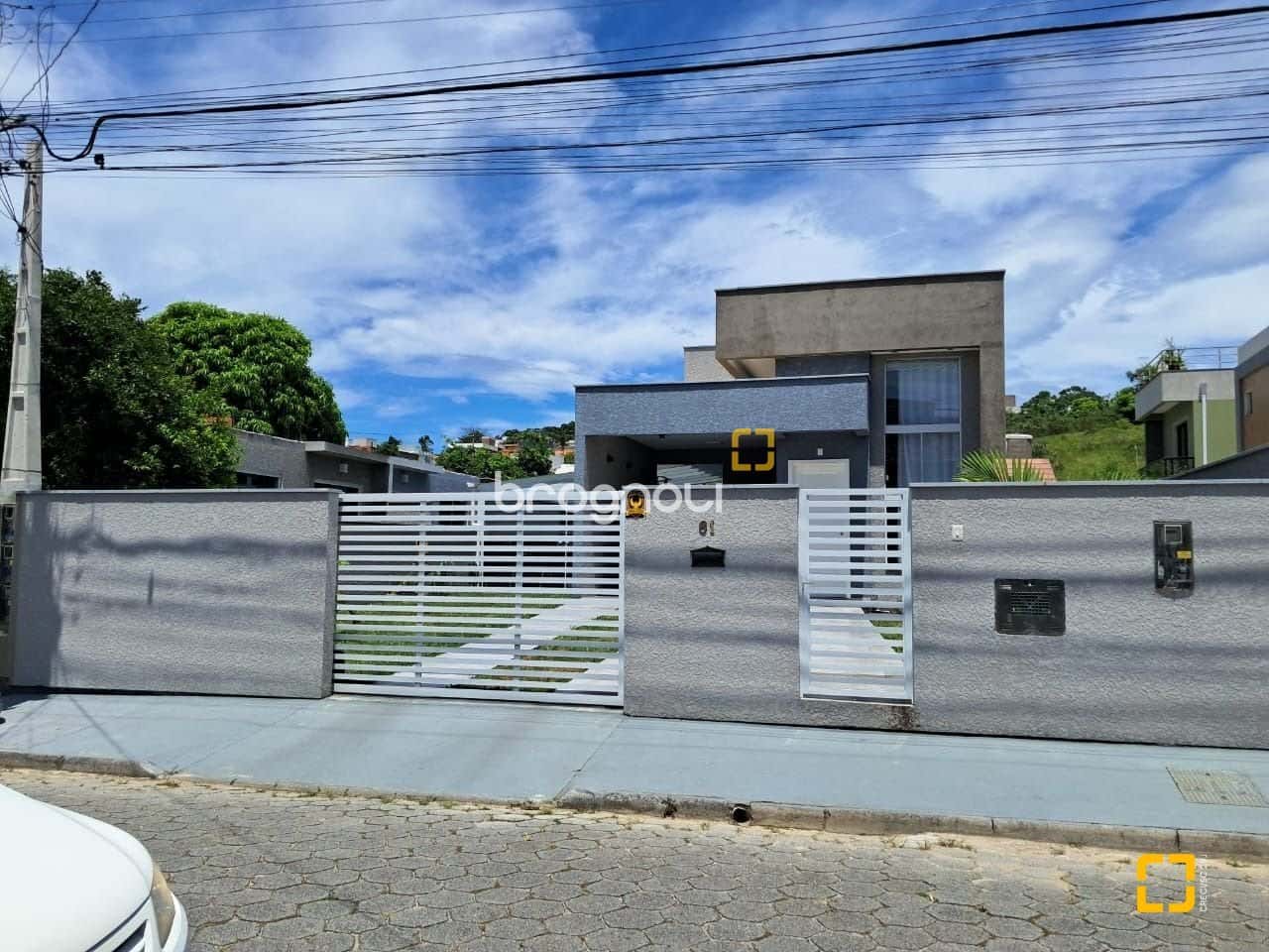 BROGNOLI VENDE- Casa Térrea com 03 dormitórios sendo uma suíte, 02 vagas cobertas, toda Mobiliada. — foto principal