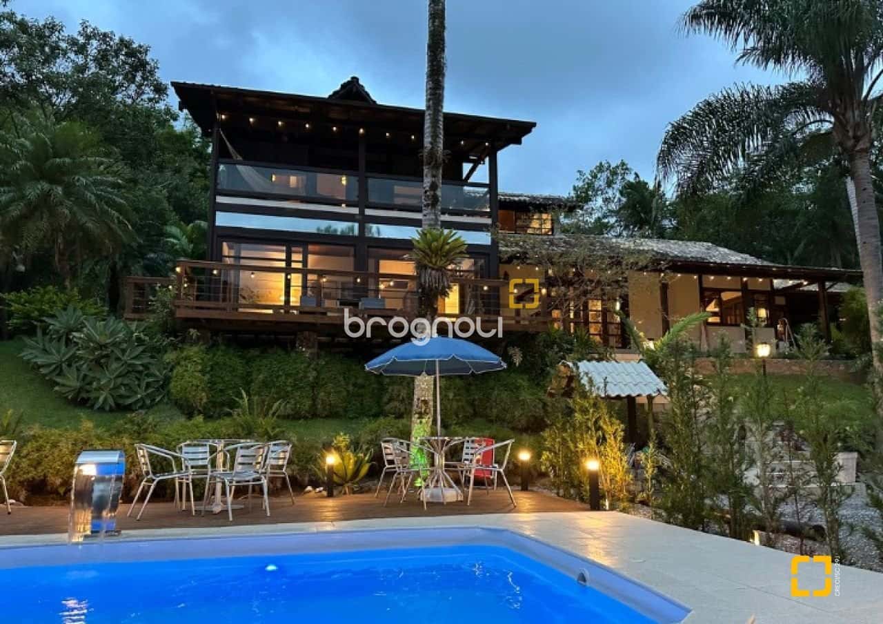 Brognoli Vende -Sitio com 4 casas no norte da ilha de Florianópolis — foto principal