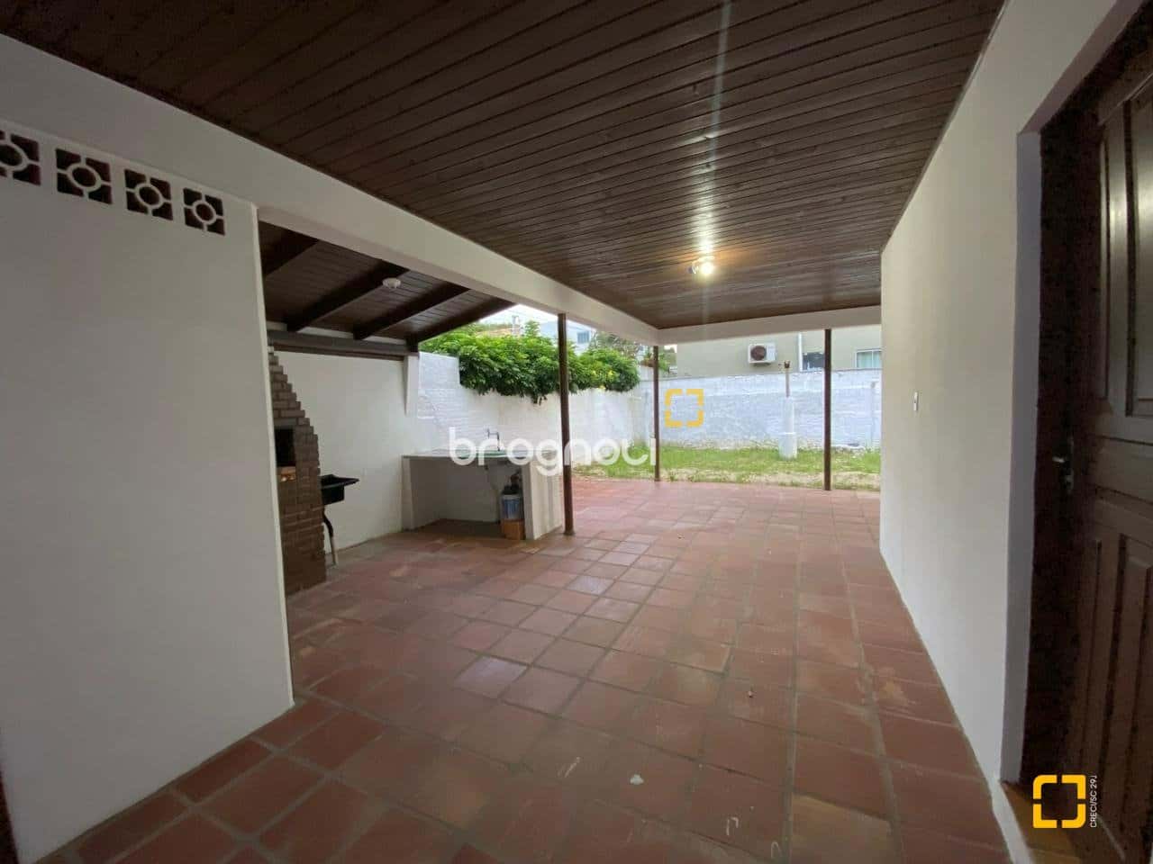 BROGNOLI VENDE- Casa na quadra do mar no Centrinho dos Ingleses — foto principal