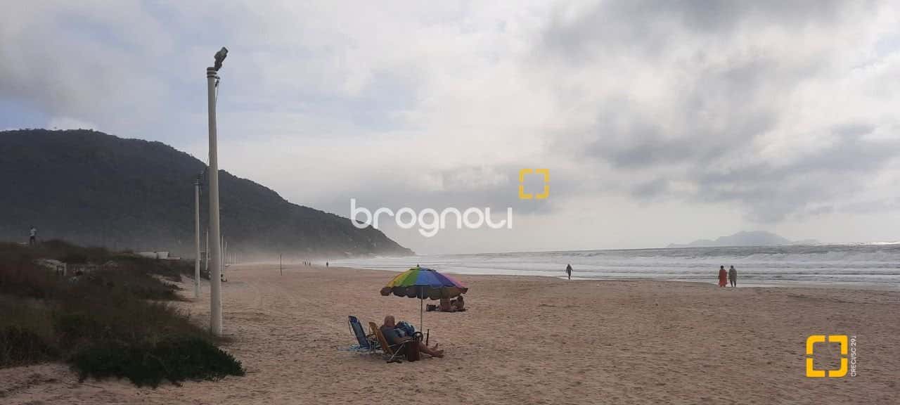 Apartamento à venda com 3 suítes, vaga de garagem, a 500 m da praia - bairro Ingleses em Florianópolis — foto principal