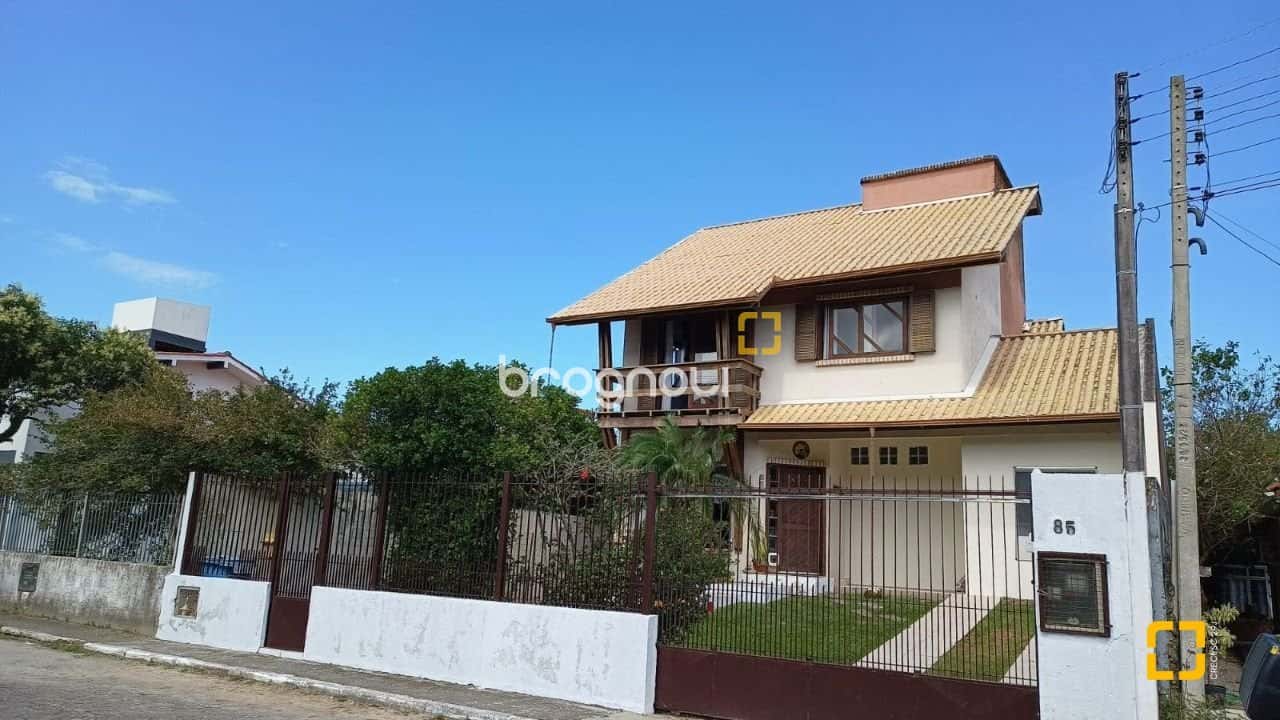 Casa 3 Dórmitórios praia da Armação do Pântano do Sul em Florianópolis SC — foto principal