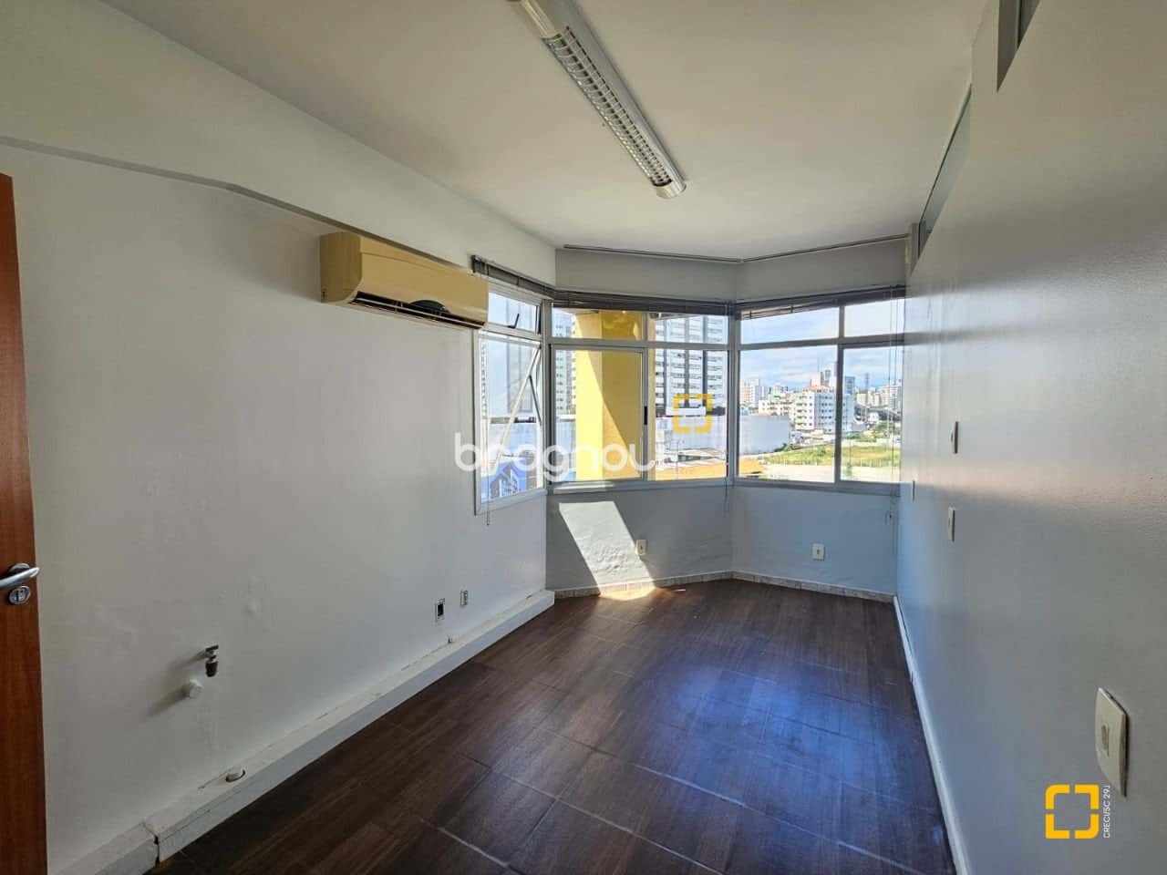 Sala com garagem para venda no bairro Estreito, Florianópolis - SC — foto principal