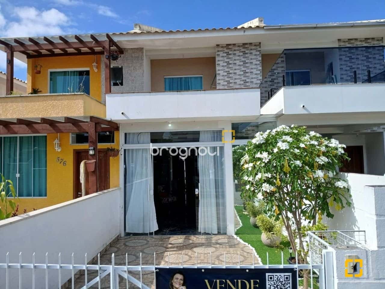 Linda Casa à venda no Bairro Ingleses, com 2 suítes — foto principal