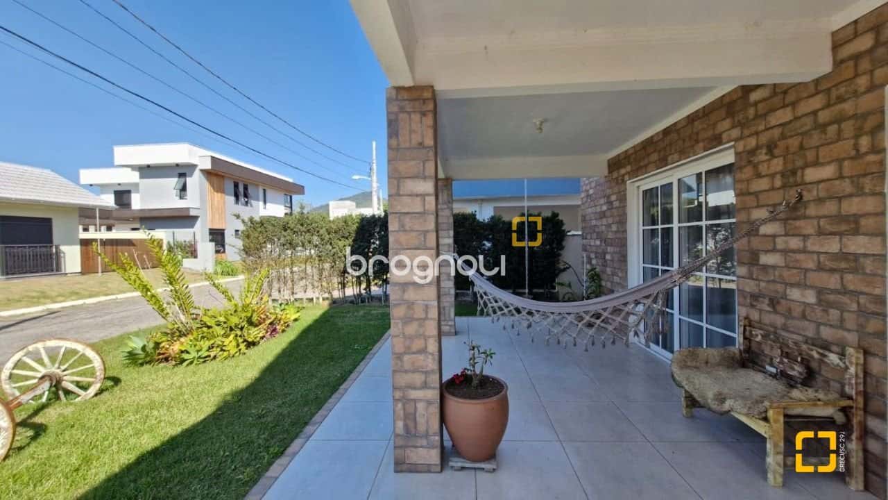 Casa em condomínio fechado, viva em meio as montanhas e próximo as melhores praias de Florianópolis. — foto principal