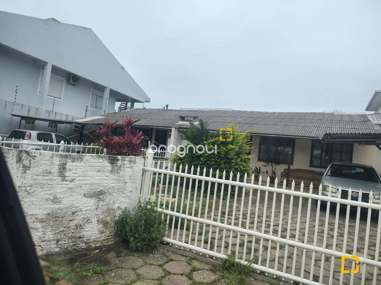 BROGNOLI VENDE- com exclusividade! Terreno com 2 casas a venda nos Ingleses. — foto principal