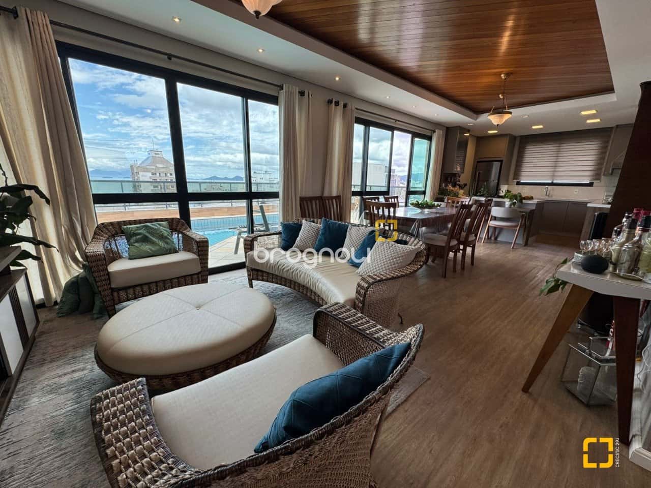 Cobertura Duplex, alto padrão, com 4 vagas, no Centro de Florianópolis — foto principal