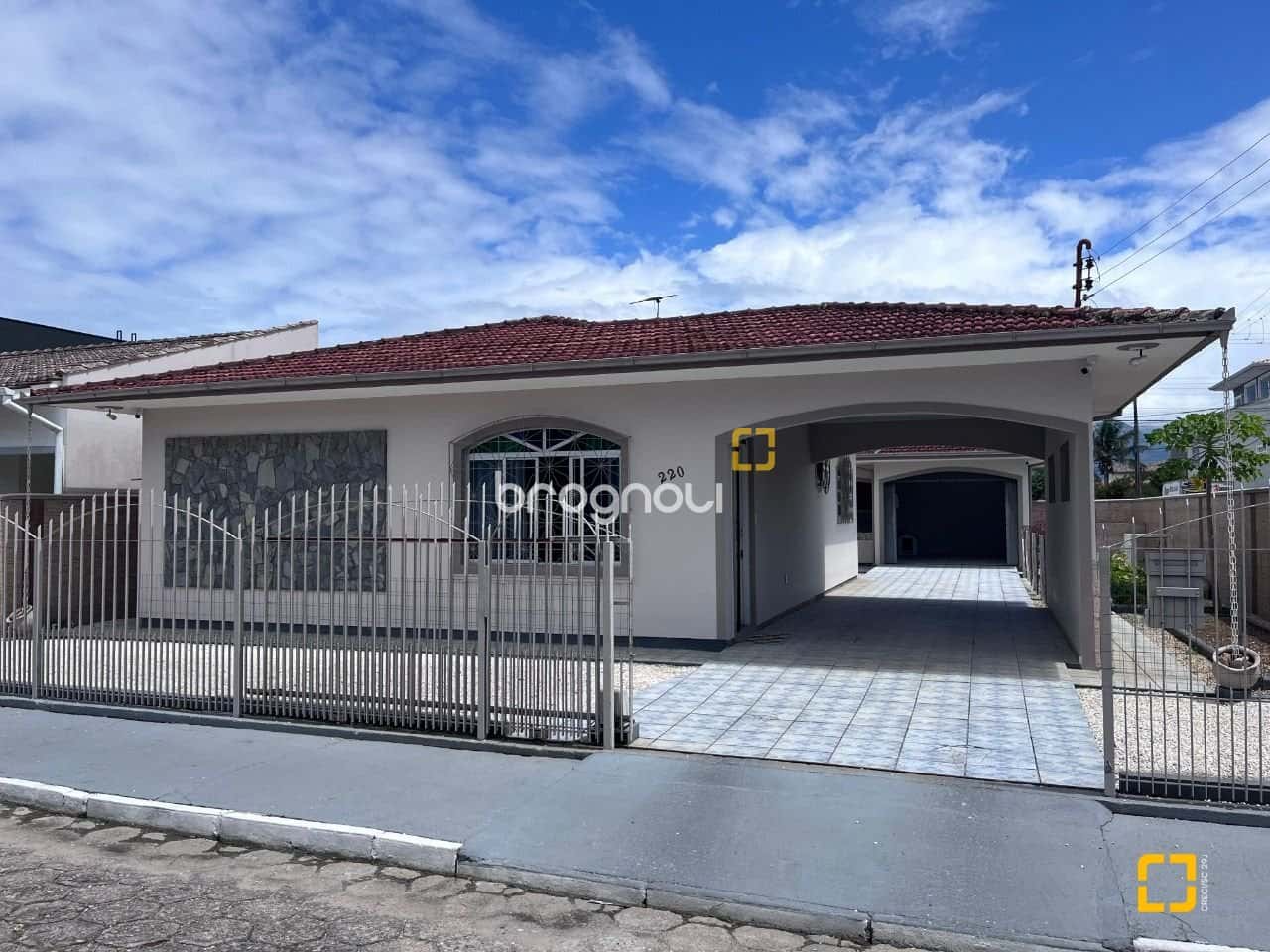 Casa à venda com 3 dormitórios no Centro de Palhoça/SC — foto principal