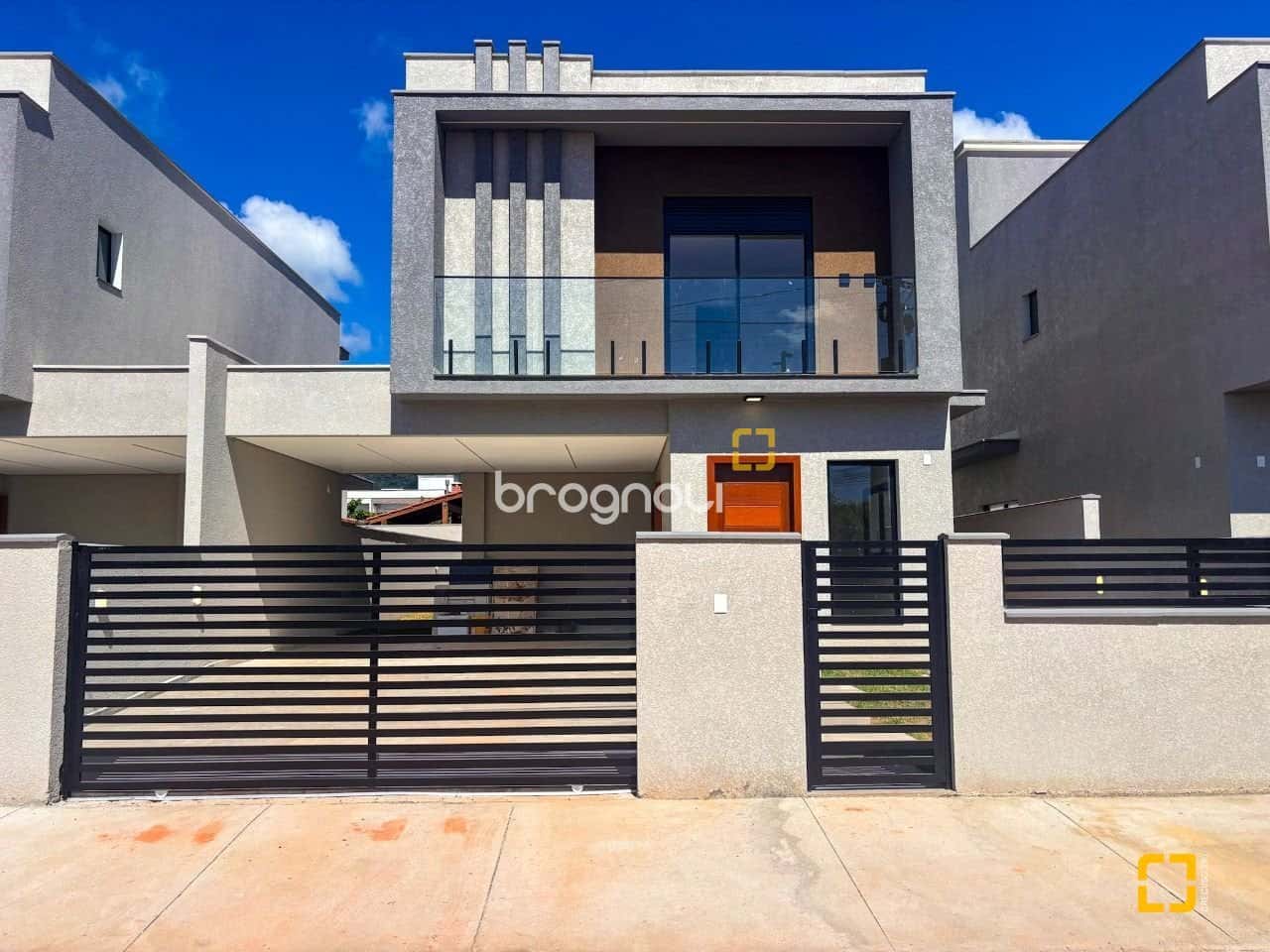Sobrado com 213,52m², 3 dormitórios, 1 suíte, no São João do Rio Vermelho em Florianópolis — foto principal