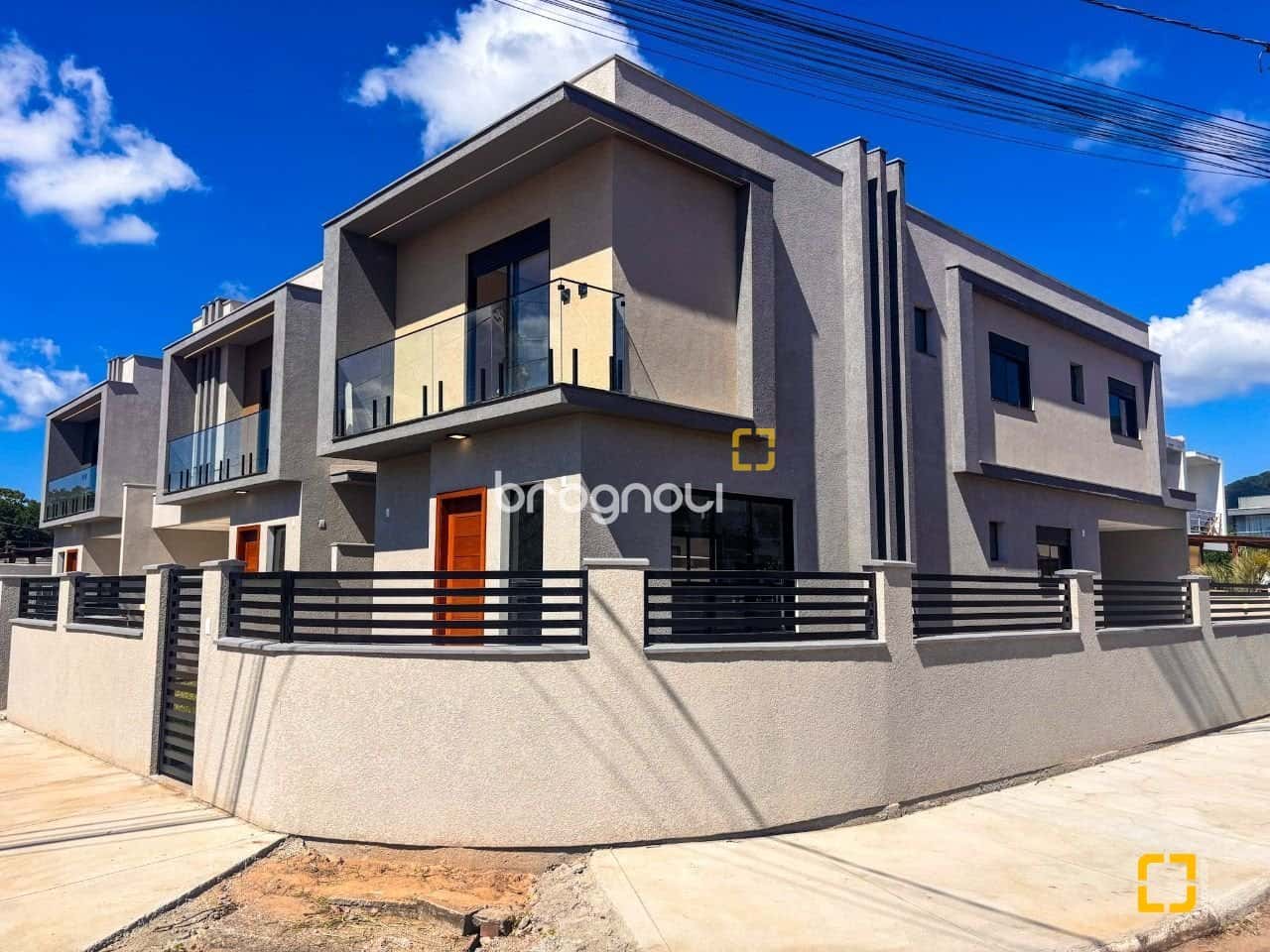 Sobrado com 234,76cm², 3 dormitórios, 3 Suítes, no São João do Rio Vermelho em Florianópolis — foto principal