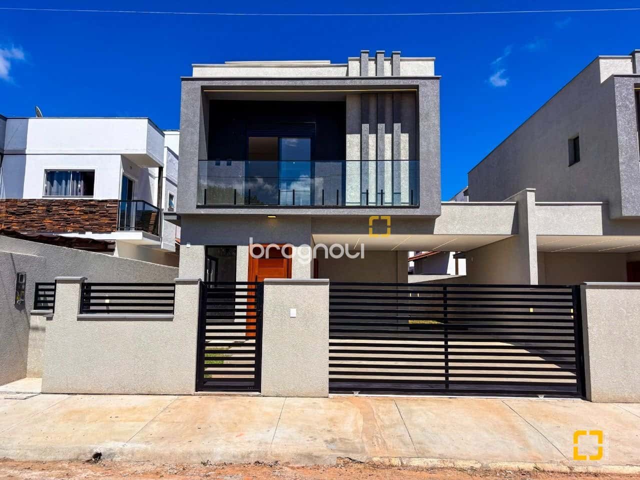 Sobrado com 213,52cm², 3 dormitórios, 1 suíte, no São João do Rio Vermelho em Florianópolis — foto principal
