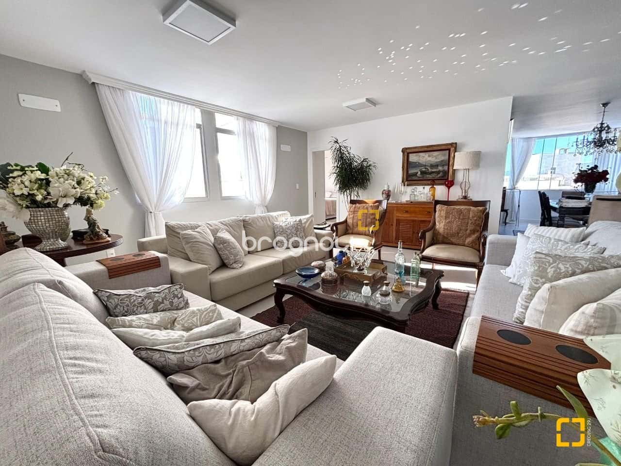Apartamento no Centro de Florianópolis com 202m² privativos, 4 dormitórios, 3 suítes, 2 garagens, — foto principal