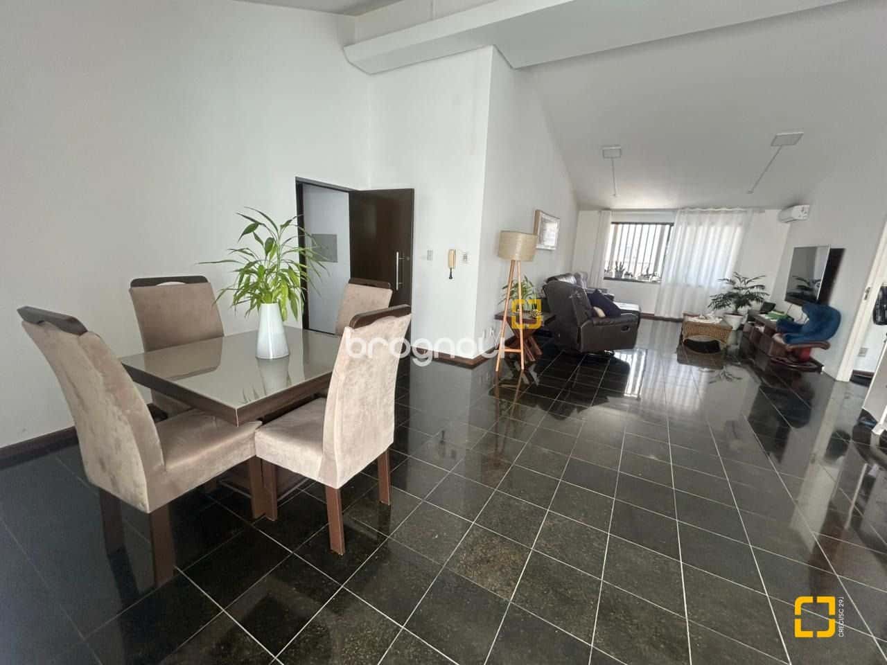 Casa com 7 quartos, 3 vagas e 400m² para vender por R$ 2.980.000,00 — foto principal