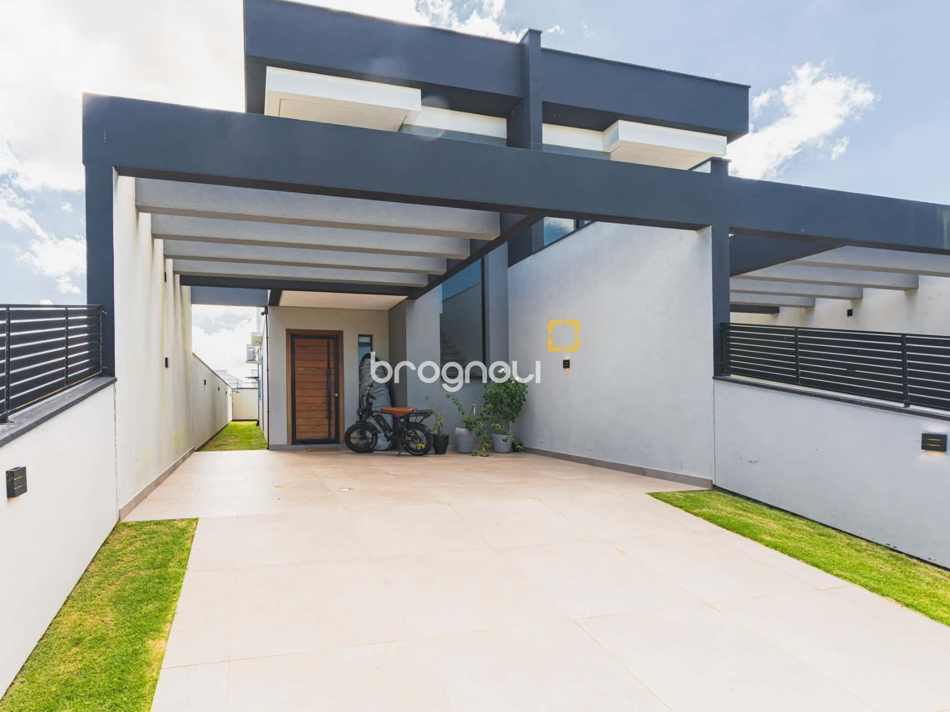 Casa financiável à venda, mobiliada com 3 dormitórios a 500m da praia do Campeche, Florianópolis — foto principal