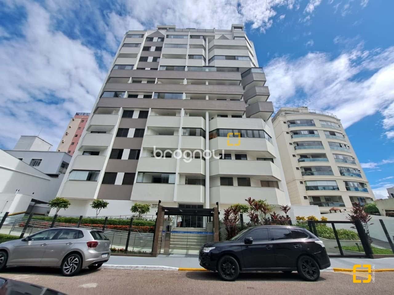 Apartamento de 3 dormitórios com dependência de empregada à venda no Balneário — foto principal