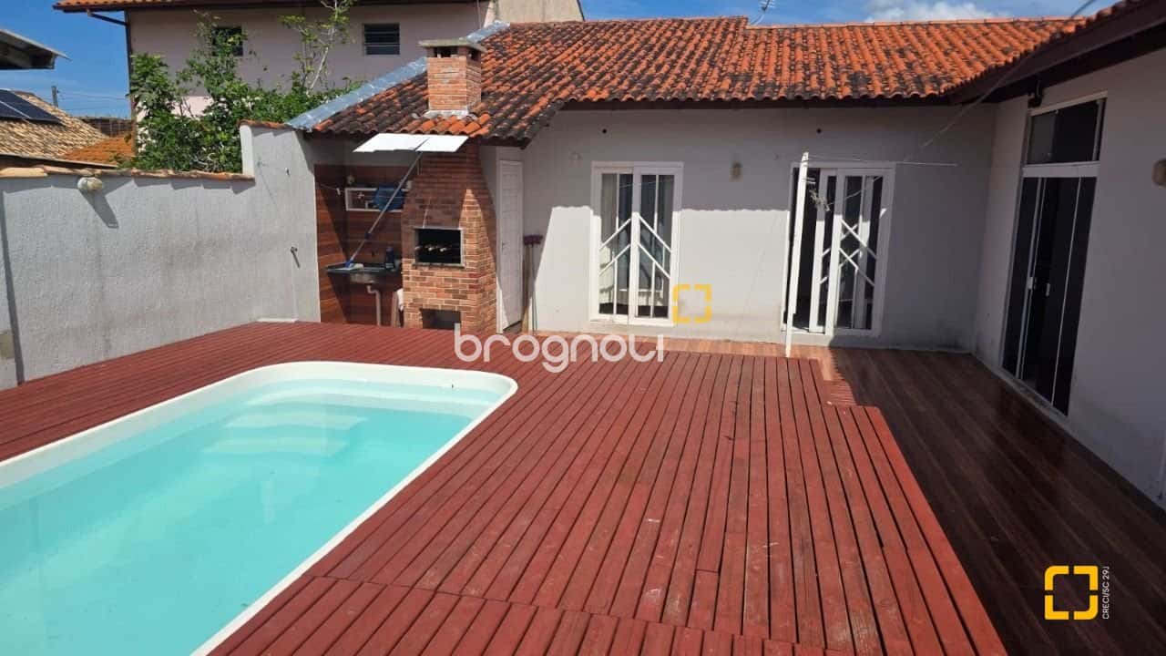 Casa com piscina bairro Carianos com 3 dormitórios sendo uma suíte — foto principal
