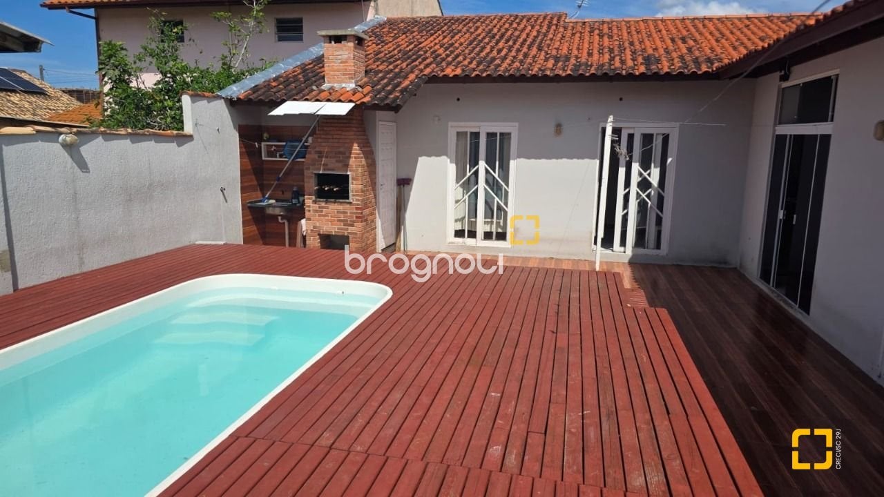 Casa à venda em Carianos, Florianópolis/SC — foto principal