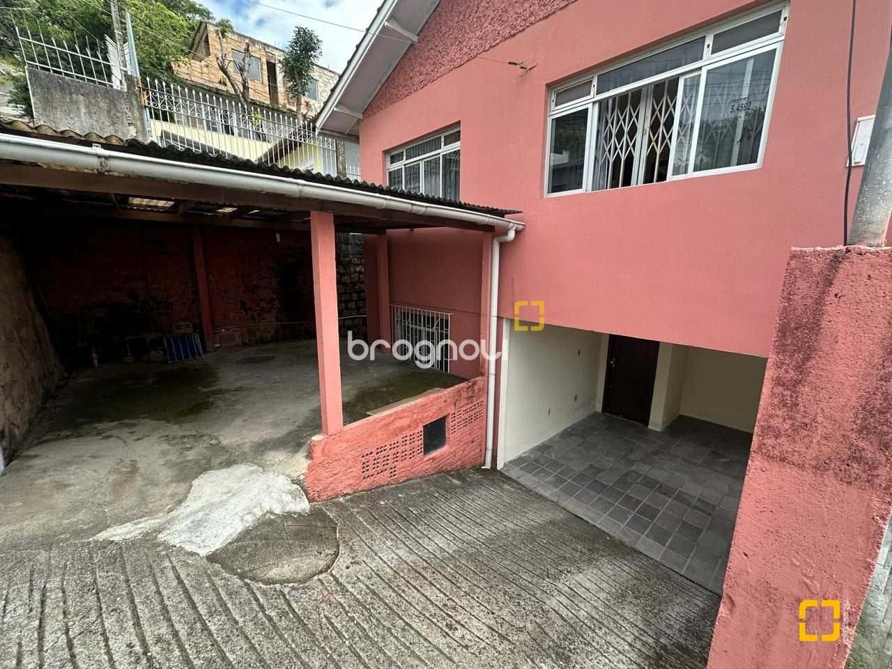 Casa com 02 pisos, 01 kitinet — foto principal