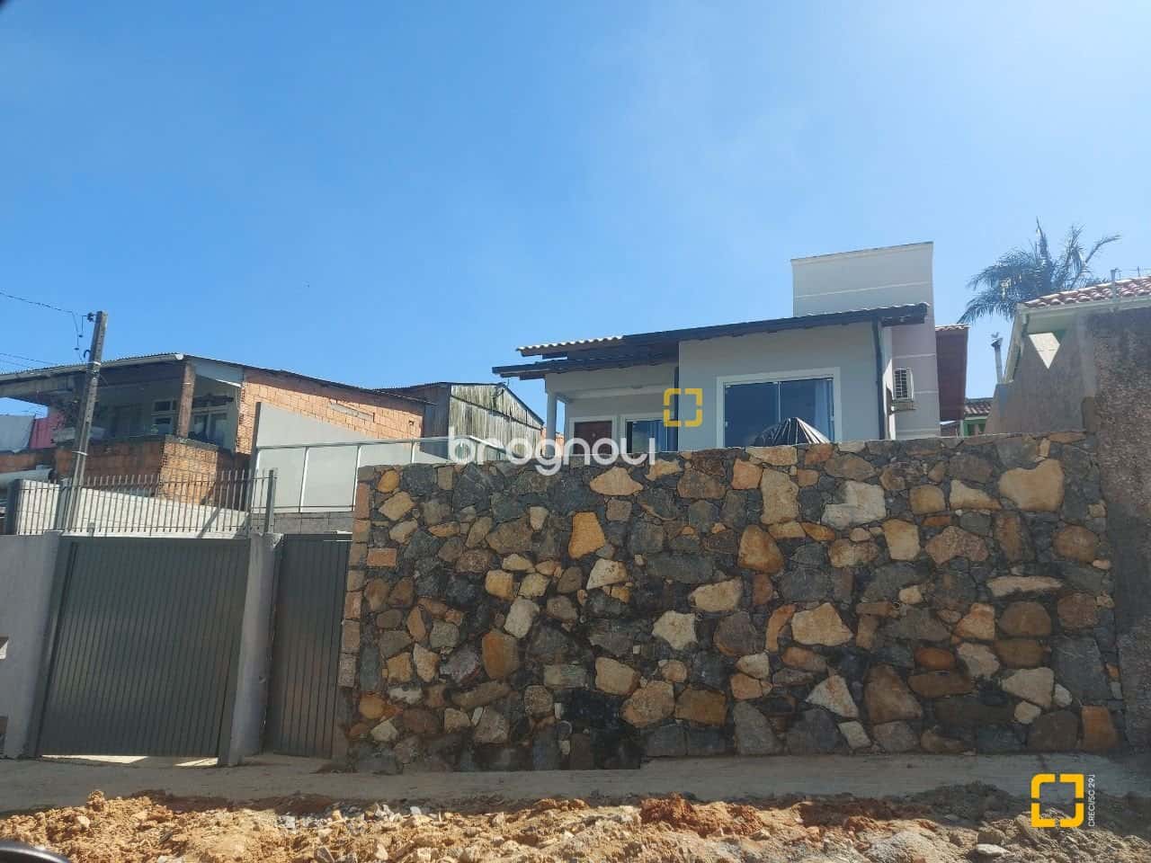 Casa com piscina em São José — foto principal