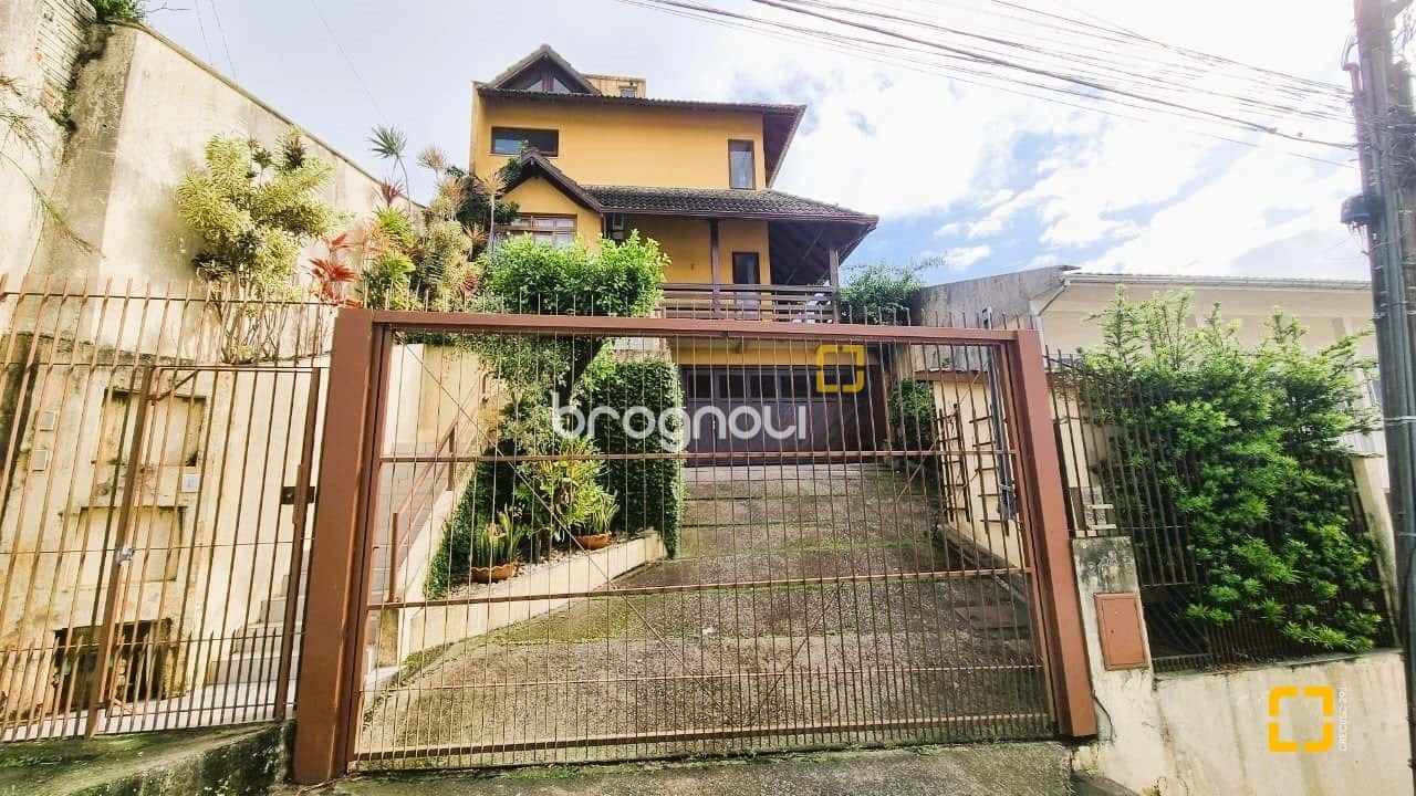 Casa dois pavimentos com 03 quartos, ampla sacada e garagem Roçado em São José — foto principal
