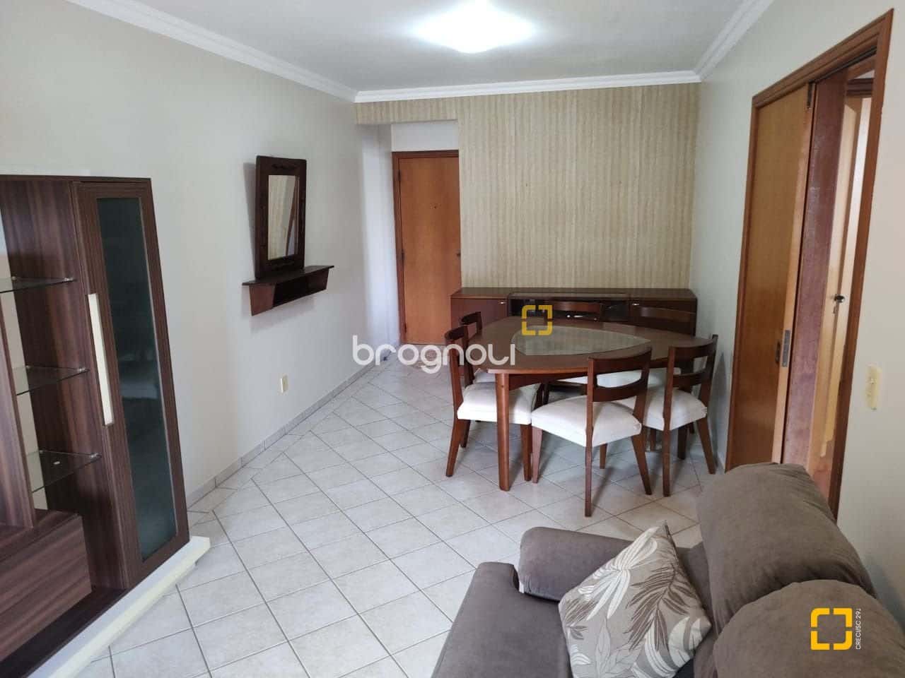 Apto com 2 dormitórios (suíte), sacada, 1 vaga de garagem e 1 hobby box - Centro - Fpolis/SC — foto principal