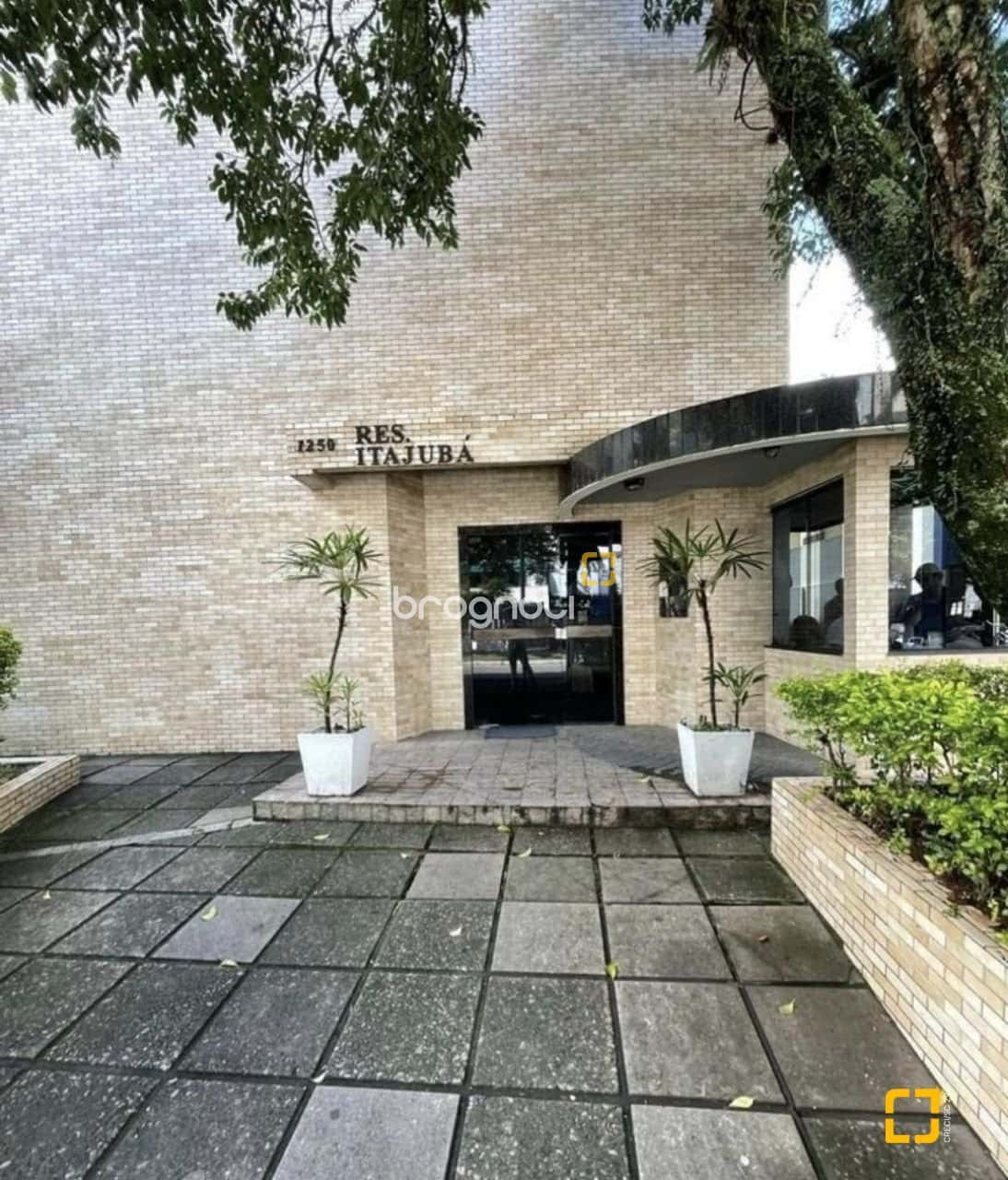 Apartamento com 3 dormitórios semi mobiliado no Centro de Florianópolis — foto principal