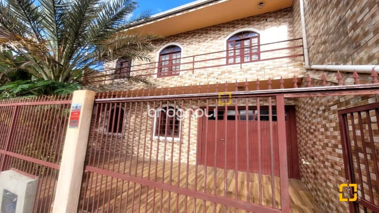 CASA TIPO SOBRADO 3DORM 136M² PISICINA BARREIROS SÃO JOSÉ SC — foto principal