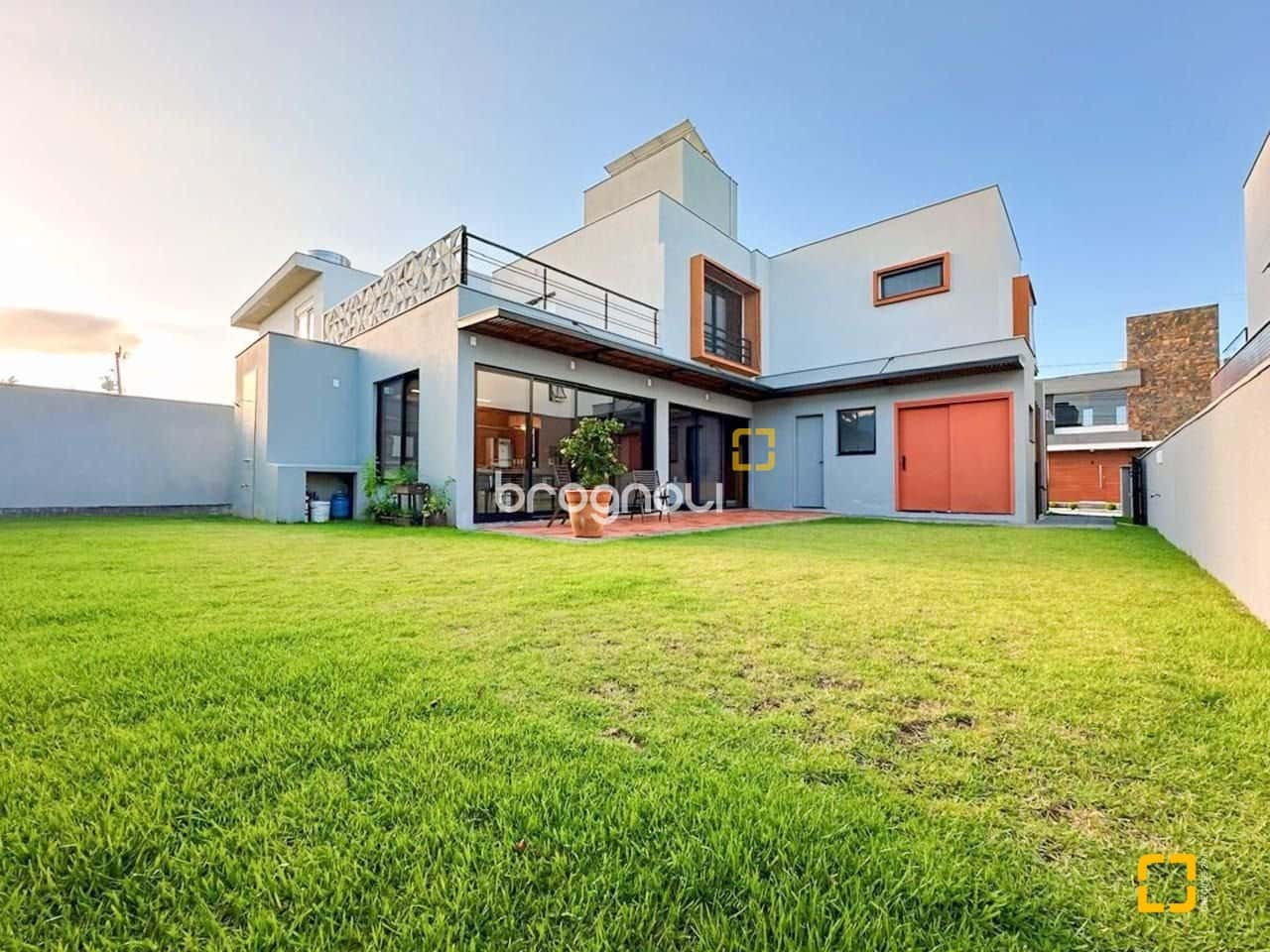 Casa à venda financiável em condomínio fechado com 3 dormitórios, quintal e terraço no Campeche – Florianópolis — foto principal