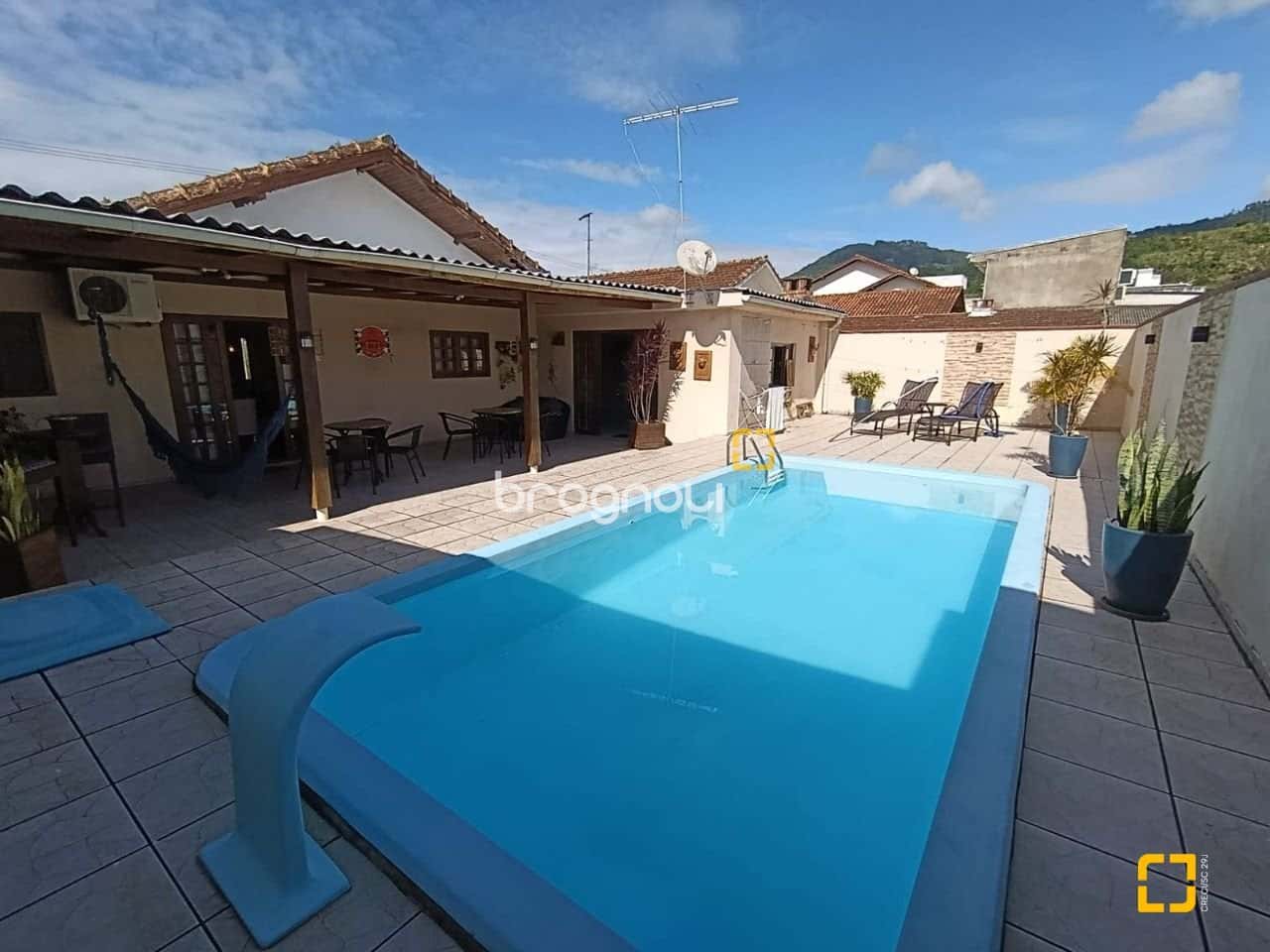 Brognoli Vende Casa Térrea 3 Quartos, Suíte, Piscina e Área Gourmet, 2 vagas cobertas, no Bairro Universitário, em Biguaçu — foto principal