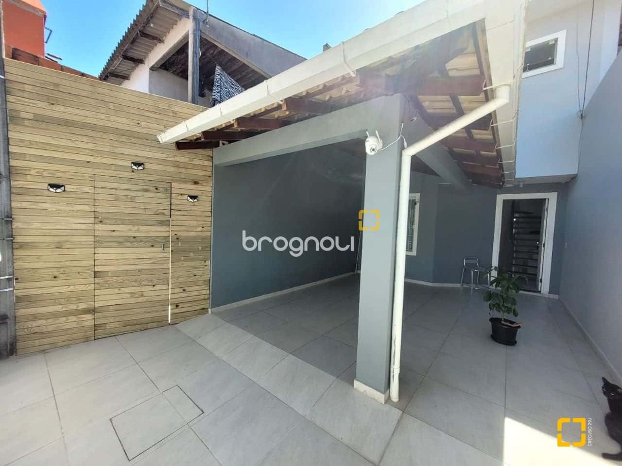BROGNOLI VENDE - Sobrado com 2 suítes, pronto para morar na Praia dos Ingleses — foto principal