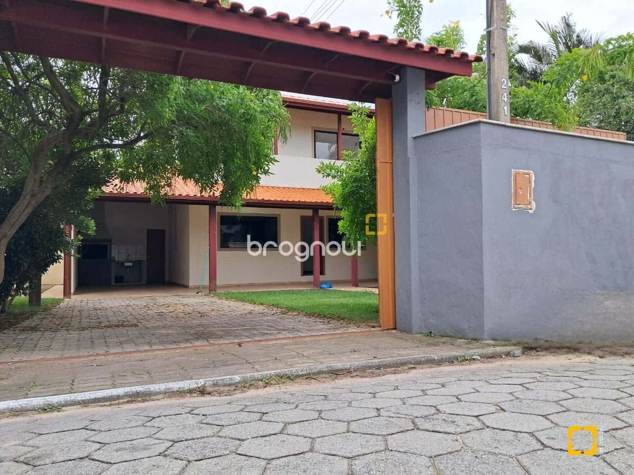 Brognoli Vende - Casa com 05 Quartos e 02 Banheiros e 03 vaga de garagem. — foto principal