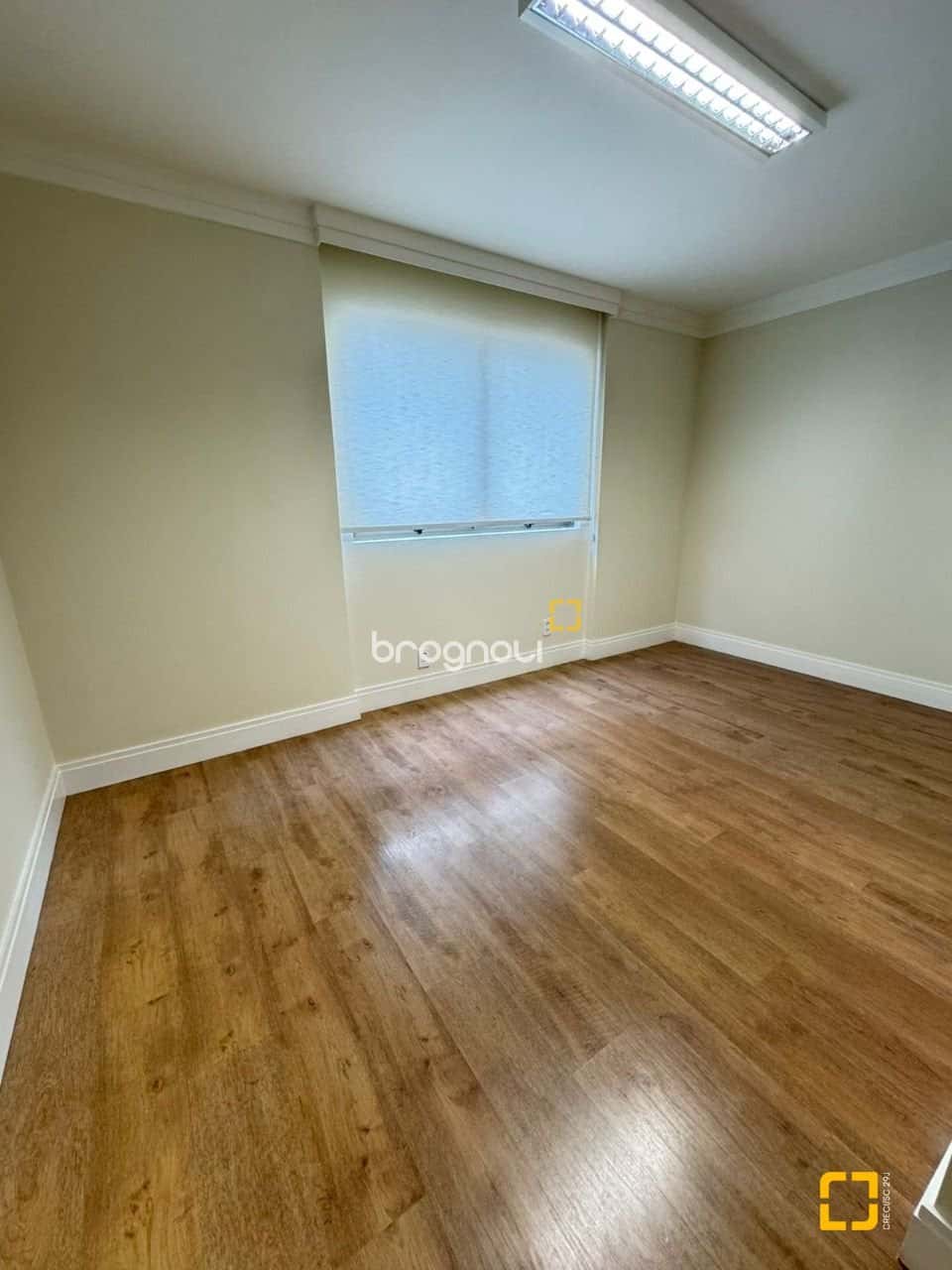 Sala com 35m2 privativos, lavabo, copa e 1 vaga de garagem - Centro - Fpolis/SC — foto principal