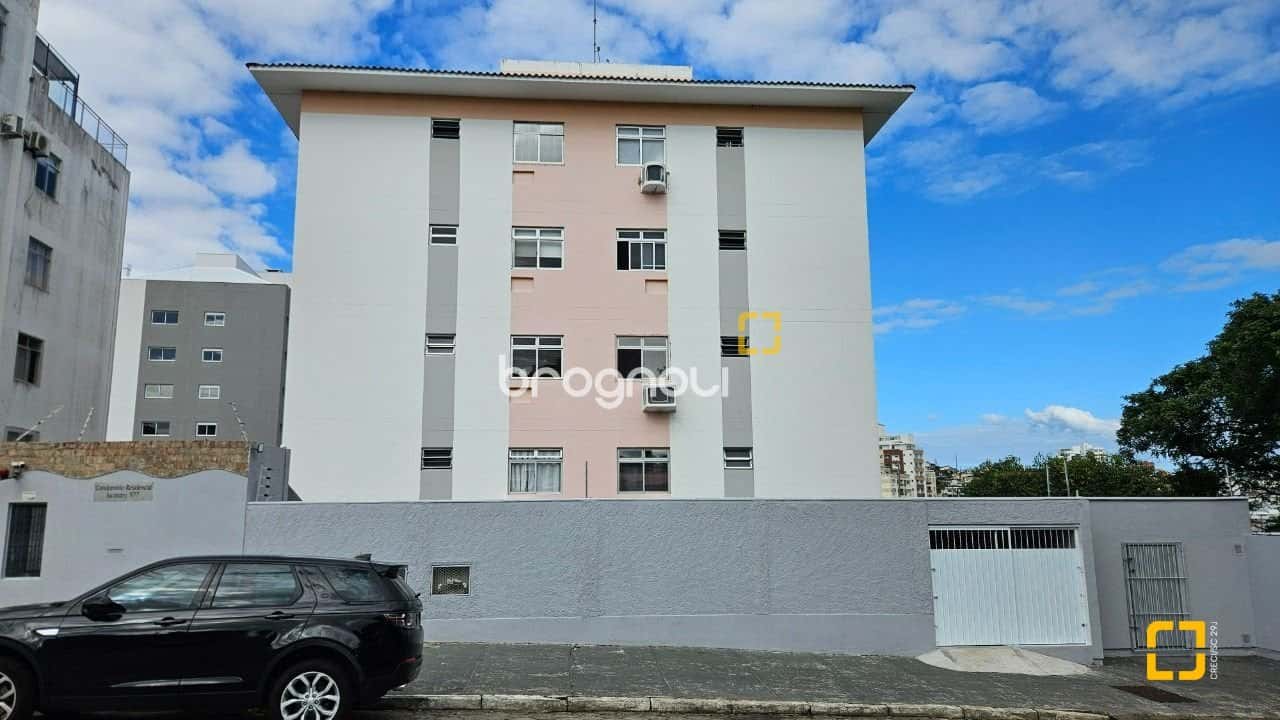 Vende-se apto no Estreito, 02 dormitórios, sacada, 01 vaga coberta. — foto principal