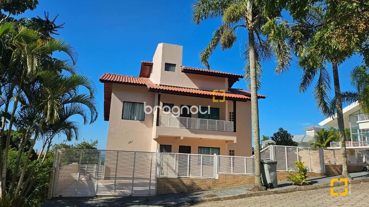 Casa à venda na Praia Brava com 6 quartos sendo 2 suítes — foto principal