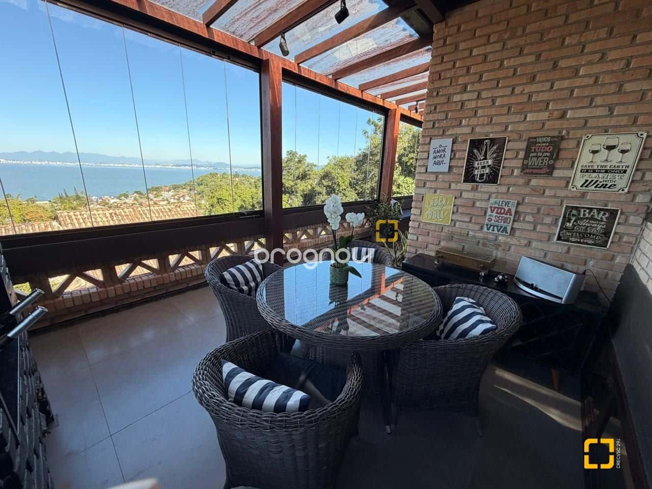 Casa de 04 dormitórios e 03 vagas de garagem na praia de Sambaqui — foto principal