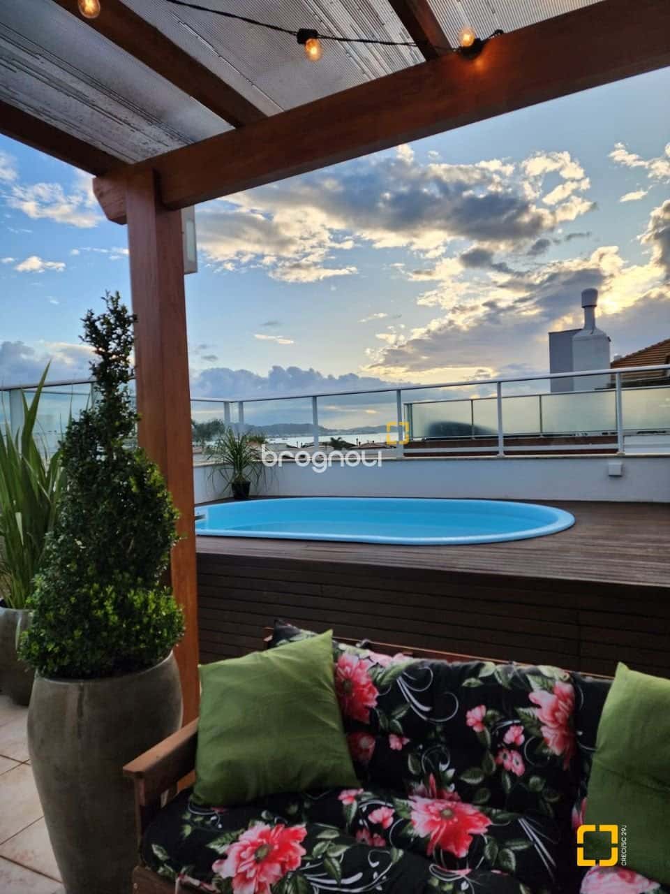 Cobertura à venda, na Cachoeira do Bom Jesus, com 146 m² , piscina e vista mar — foto principal